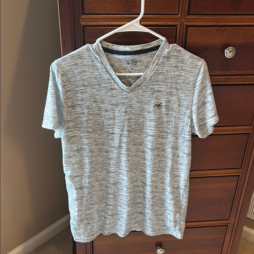Hollister men’s Heathered Gray V-Neck Tee from must-have collection, sz large